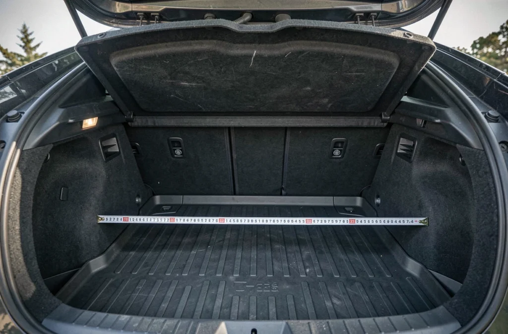 Intérieur du coffre Toyota C-HR avec double fond et mètre ruban pour mesurer les dimensions réelles